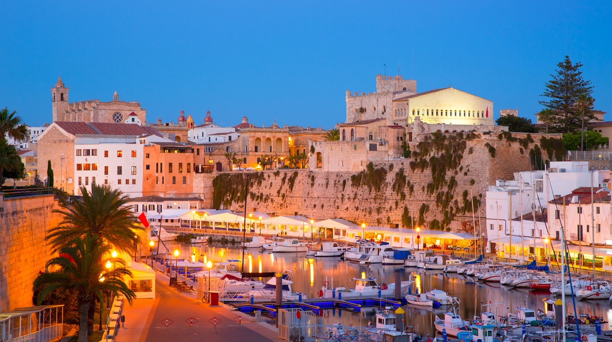 Sehenswürdigkeiten auf Menorca: Entdecke die 12 beeindruckendsten Sehenswürdigkeiten auf Menorca, von malerischen Stränden über historische Stätten bis hin zu charmanten Dörfern. Lass Dich von diesem Inselparadies verzaubern!