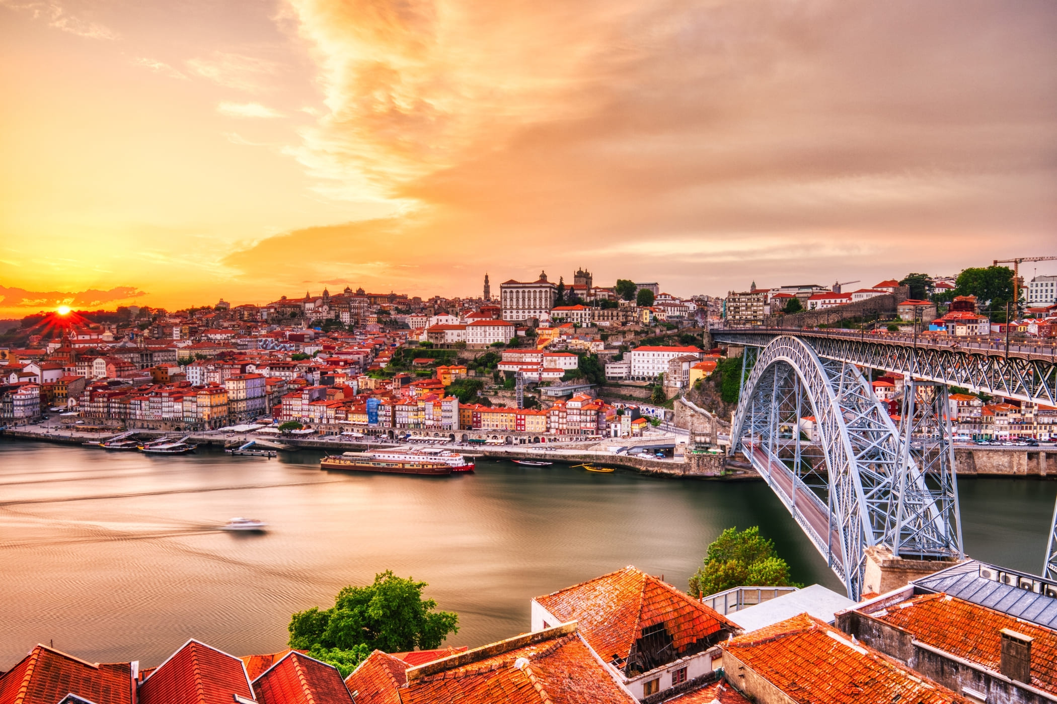 Unsere Porto-Reise: Atemberaubende Fotomotive in Porto als Luftbild von Porto mit der Dom-Luís-I-Brücke und dem Douro-Fluss bei einem fantastischen Sonnenuntergang, Portugal